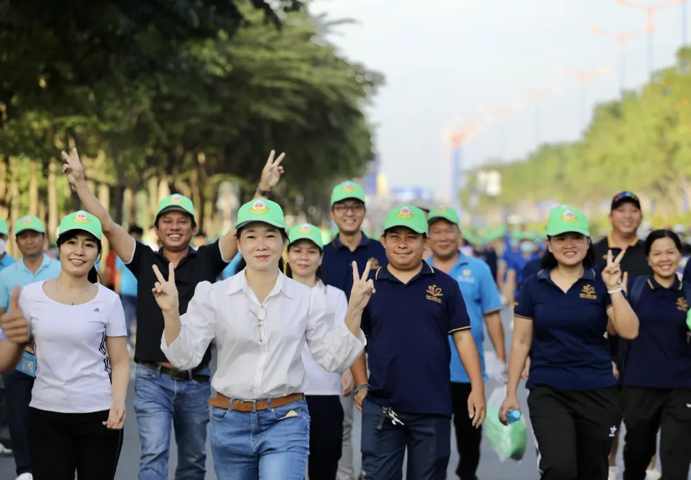 6.000 vận động viên là cán bộ, công chức, viên chức, doanh nhân, sinh viên, người dân của thành phố Thủ Đức phấn khởi tham dự chương trình đi bộ 6.000 vận động viên là cán bộ, công chức, viên chức, doanh nhân, sinh viên, người dân của thành phố Thủ Đức phấn khởi tham dự chương trình đi bộ