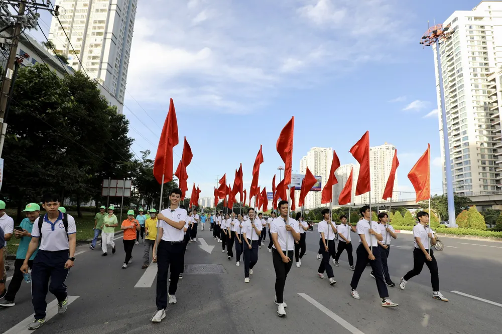 Đoàn Hồng kỳ diễu hành trên đại lộ Võ Nguyên Giáp. Đoàn Hồng kỳ diễu hành trên đại lộ Võ Nguyên Giáp.