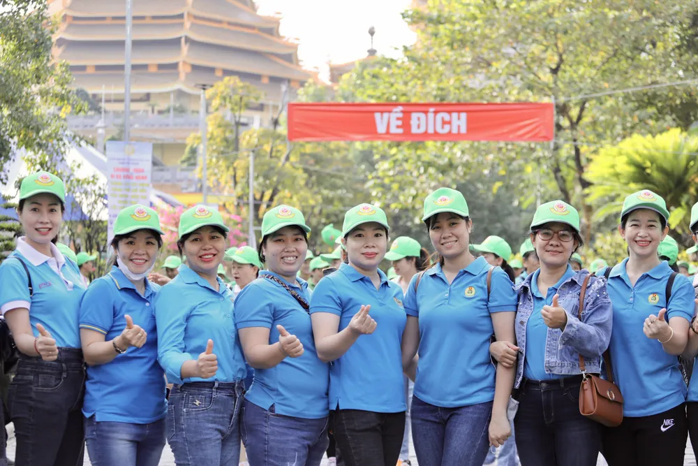 Các VĐV chụp ảnh lưu niệm tại vạch đích. Các VĐV chụp ảnh lưu niệm tại vạch đích.