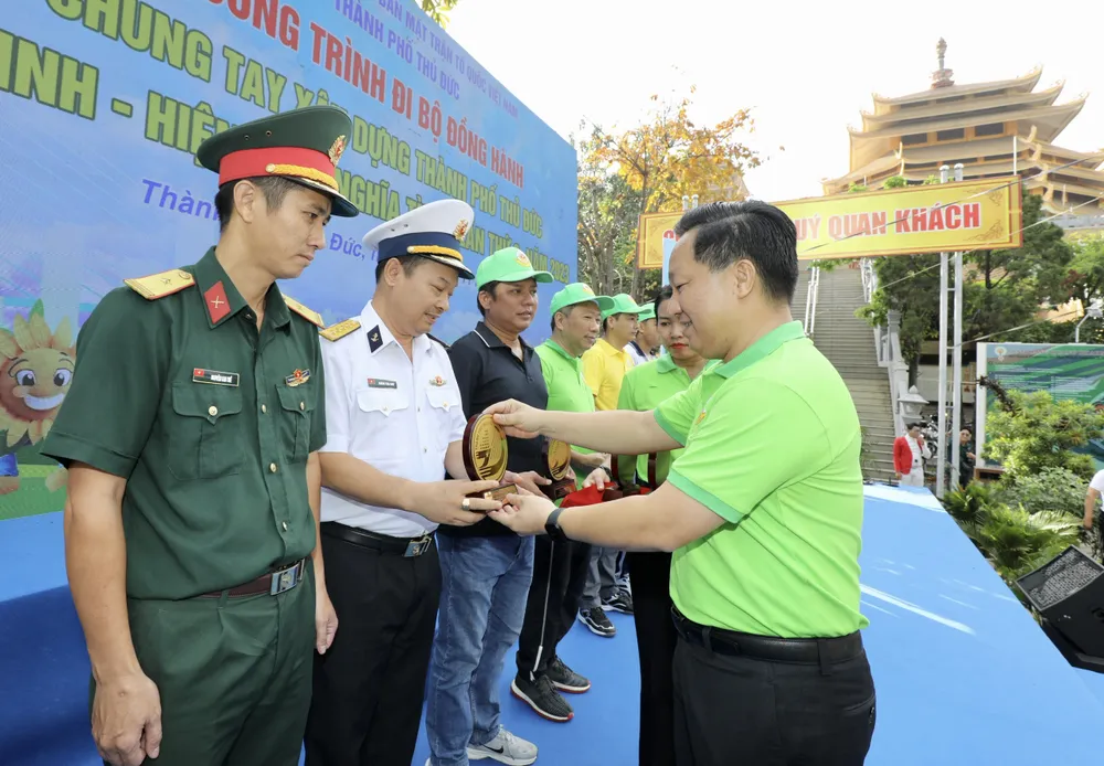 Ông Hoàng Tùng - Chủ tịch Uỷ Ban Nhân Dân Thành phố Thủ Đức - tặng quà lưu niệm cho các đơn vị đồng hành cùng chương trình đi bộ "Chung tay xây dựng Thành phố Thủ Đức văn minh - hiện đại - nghĩa tình". Ông Hoàng Tùng - Chủ tịch Uỷ Ban Nhân Dân Thành phố Thủ Đức - tặng quà lưu niệm cho các đơn vị đồng hành cùng chương trình đi bộ "Chung tay xây dựng Thành phố Thủ Đức văn minh - hiện đại - nghĩa tình".