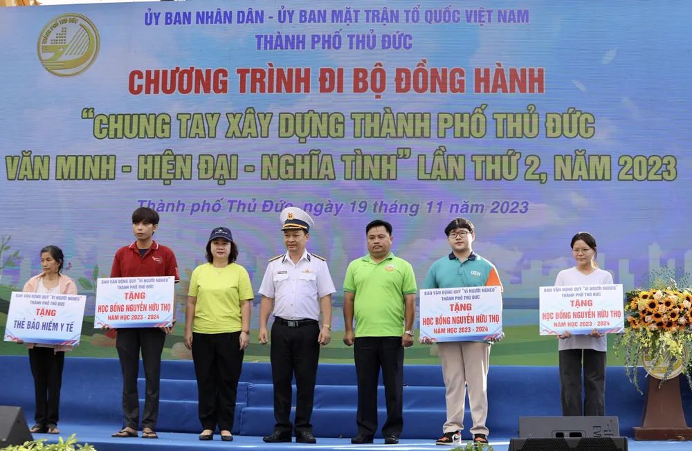 Ban vận động "Vì người nghèo" Thành phố Thủ Đức tặng học bổng Nguyễn Hữu Thọ năm 2023 - 2024 cho người nghèo. Ban vận động "Vì người nghèo" Thành phố Thủ Đức tặng học bổng Nguyễn Hữu Thọ năm 2023 - 2024 cho người nghèo.