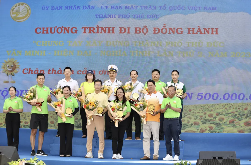 BTC trao quà lưu niệm cho các đơn vị đồng cùng chương trình đi bộ. BTC trao quà lưu niệm cho các đơn vị đồng cùng chương trình đi bộ.