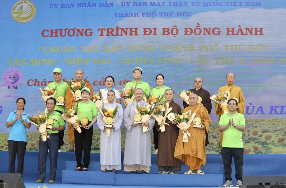 BTC trao quà lưu niệm cho các đơn vị đồng cùng chương trình đi bộ "Chung tay xây dựng Thành phố Thủ Đức văn minh - hiện đại - nghĩa tình” BTC trao quà lưu niệm cho các đơn vị đồng cùng chương trình đi bộ "Chung tay xây dựng Thành phố Thủ Đức văn minh - hiện đại - nghĩa tình”
