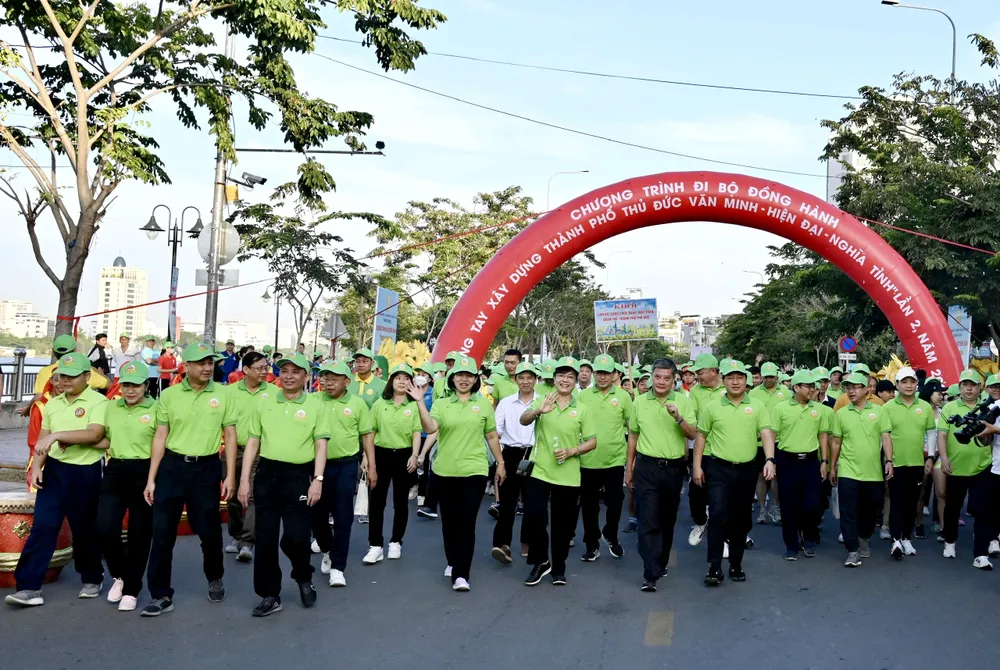 Xuất phát chương trình đi bộ đồng hành “Chung tay xây dựng Thành phố Thủ Đức văn minh - hiện đại - nghĩa tình” sáng 19-11-2023. Ảnh: Quỳnh Mai