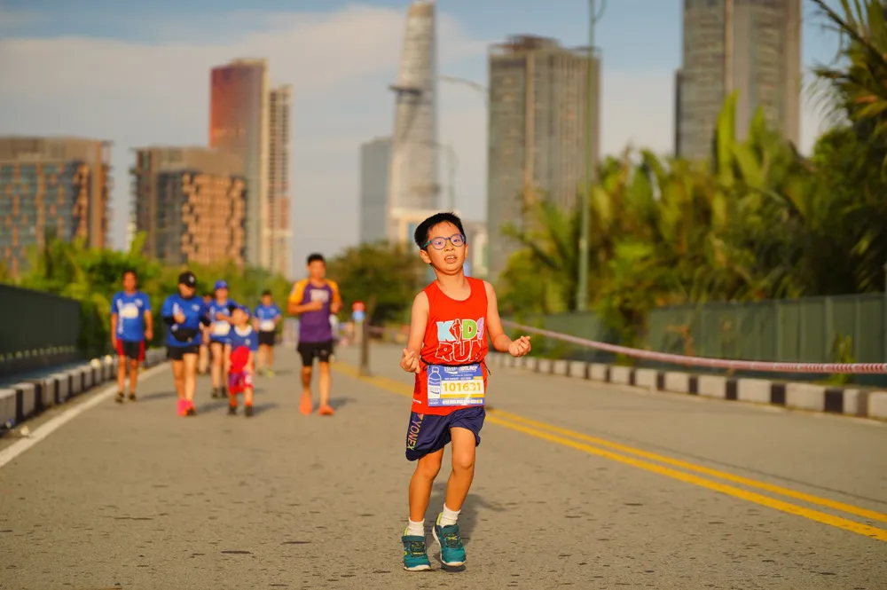 Các VĐV nhí tham gia đường chạy Pocari Sweat Run sáng 19-11 Các VĐV nhí tham gia đường chạy Pocari Sweat Run sáng 19-11