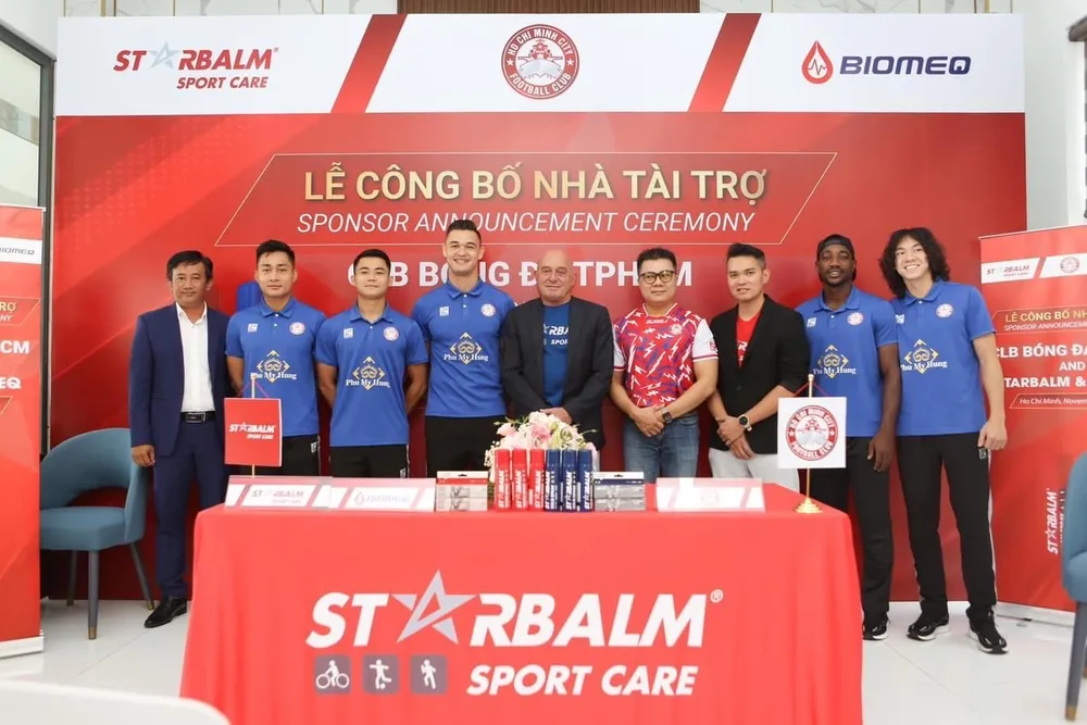 Đội bóng và nhà tài trợ chụp hình lưu niệm tại buổi lễ công bố nhà tài trợ