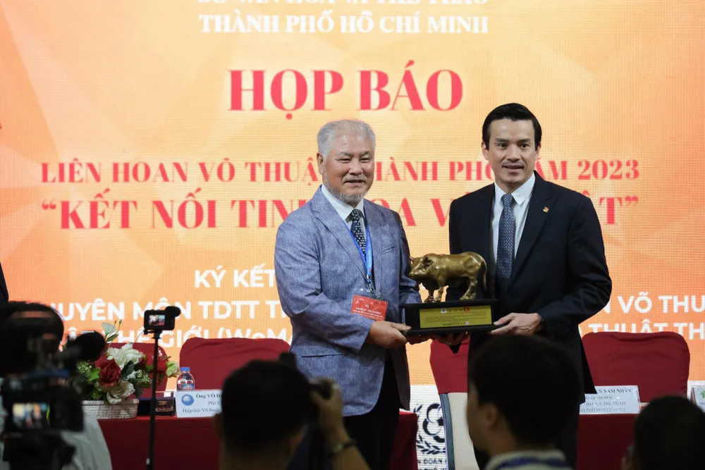 Đại diện võ vật Ssriuem (Môn võ cổ truyền Hàn Quốc) tặng quà lưu niệm Phó giám đốc Sở VH-TT TP.HCM Nguyễn Nam Nhân (phải). 398428675-2182116925513729-7716830168032529188-n-388.jpg