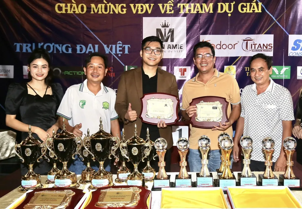 BTC giải đấu chụp ảnh lưu niệm với cúp, cờ...của giải quần vợt Cơ điện lạnh Bách Khoa cuối năm 2023 123-8373.jpg