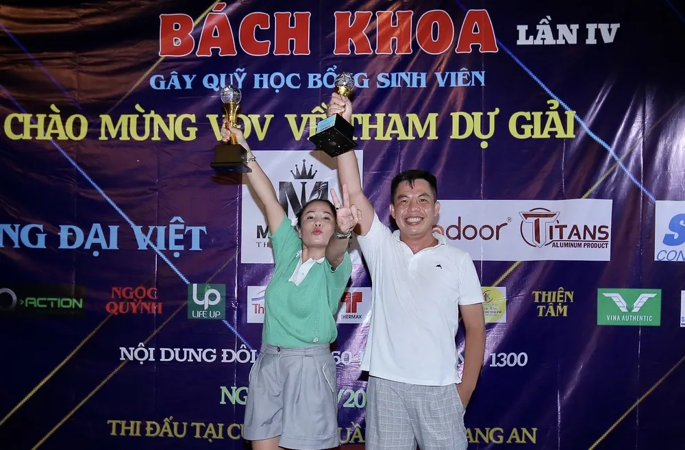Các VĐV ăn mừng với chiến thắng của mình tại giải quần vợt Cơ điện lạnh Bách Khoa mở rộng lần 4 năm 2023 z5026429167283-169ced78f95a3c823e0ce2f800910308-6848.jpg