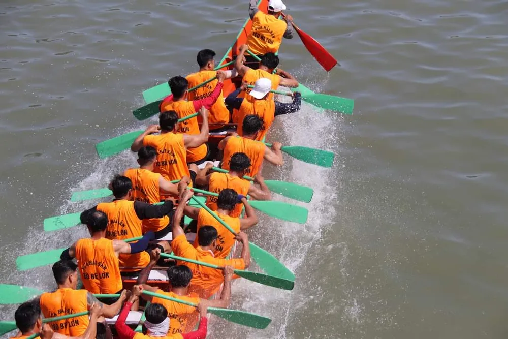 Góc ảnh trên các cho thấy các đội đua nhịp nhàng trong tay chèo... để thuyền băng băng về đích z5153554439550-e9b4a3ae1c5ed43aa912917a520658a5-5723.jpg