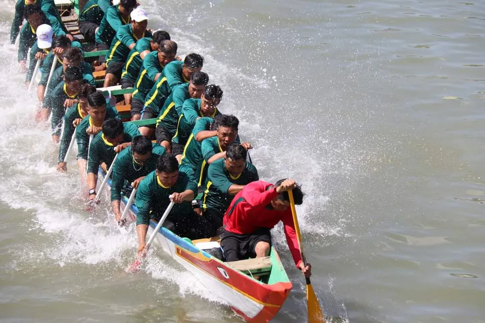 Khoảnh khắc tăng tốc của đội đua tại Lễ hội đua thuyền truyền thống Phan Thiết chào mừng năm mới Giáp Thìn 2024. z5153554541514-5a446ff8fadaa30f637971501e01233c-1059.jpg