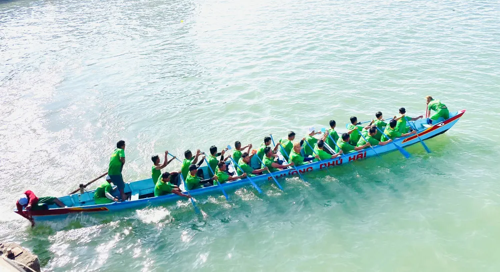 Các đội đua thuyền trong ngày Mồng 2 Tết tại Thành phố Phan Thiết z5153554691919-348631b348c97b825c4f54317ed927f4-4172.jpg