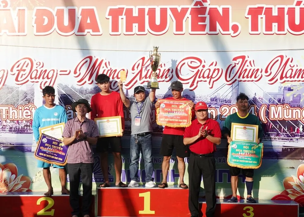 Lãnh đạo Sở VHTTDL và thành phố Phan Thiết trao giải đua thuyền cự ly 1.200m quay vòng. z5153861527531-ec0bffb59252c9e33d0955b7ce28b755-9447.jpg