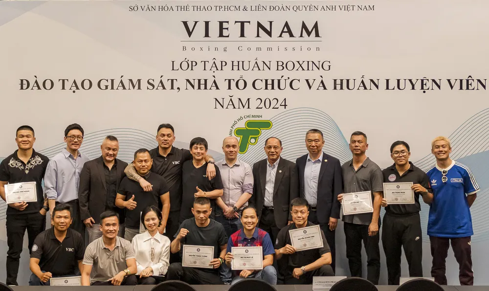 Các học viên nhận bằng giám sát từ Liên đoàn quyền Anh Việt Nam. Ảnh: Quỳnh Mai