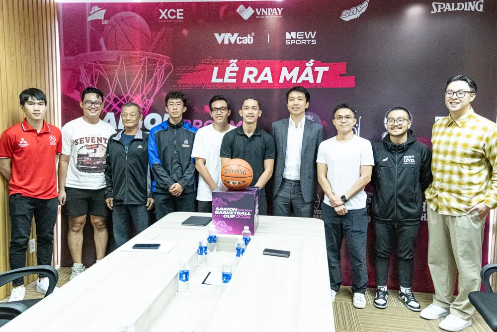 Đại diện các đội bóng và BTC giải chụp ảnh lưu niệm tại buổi lễ ra mắt giải đấu. hop-bao-bong-ro-28-1780.jpg