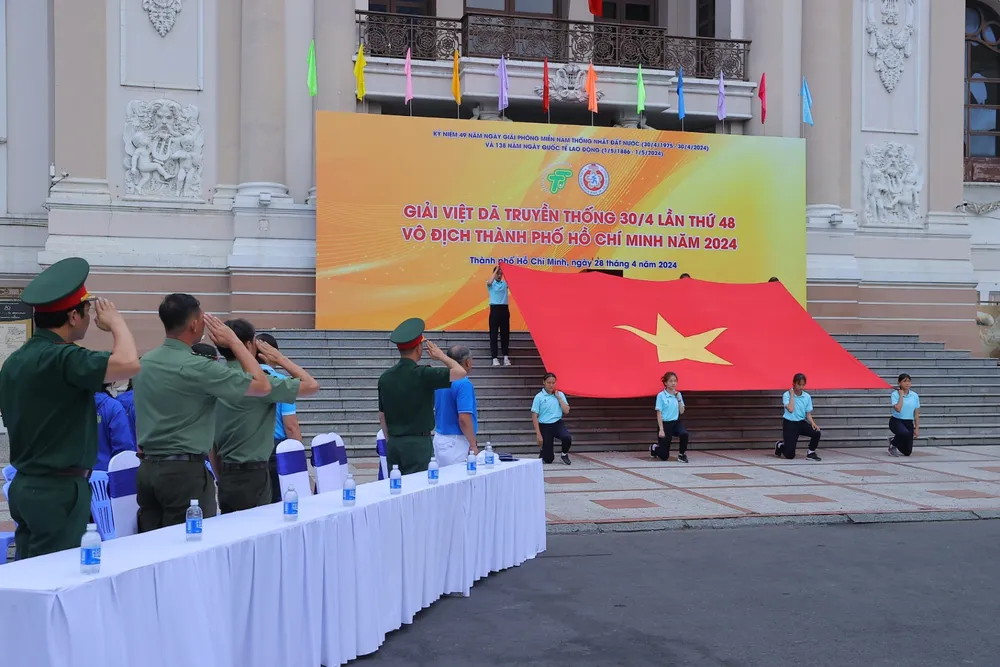 Chào cờ, trước khi các VĐV giải việt dã Truyền thống 30-4 lần thứ 48 vô địch Thành phố Hồ Chí Minh mở rộng 2024 xuất phát. z5390506019797_3e48551928856ba7c4aa85d4671324be.jpg