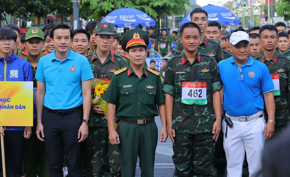 Ông Nguyễn Nam Nhân phó giám đốc Sở TDTT tặng hoa cho các đoàn về tham dự giải việt dã. z5390506079489_d01c4d5394f4dd5c6314a8feae5e3d02.jpg