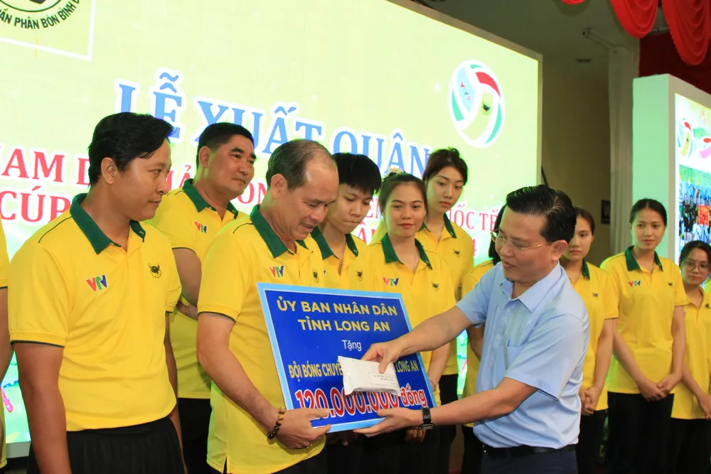 Nhằm cổ vũ và động viên Đội VTV Bình Điền Long An lãnh đạo Tỉnh Long An tặng quà cho đội bóng trước khi lên đường tham dự Giải bóng chuyền nữ quốc tế Cúp VTV9 - Bình Điền lần thứ 14 năm 2024 z5405626905055_f2a63f16774c91f461a2fc2634420077.jpg