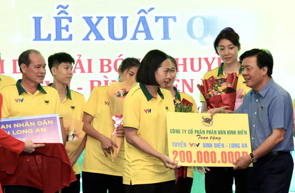 Ông Ngô Văn Đông Tổng Giám đốc Cty CP Phân bón Bình Điền Chủ tịch HĐTV Cty TNHH MTV Thể thao Bình Điền - Long An tặng quà cho đội bóng trong buổi lễ xuất quân. z5405627118772_9573f066fa396c91a7fa92c0c4e49c52.jpg
