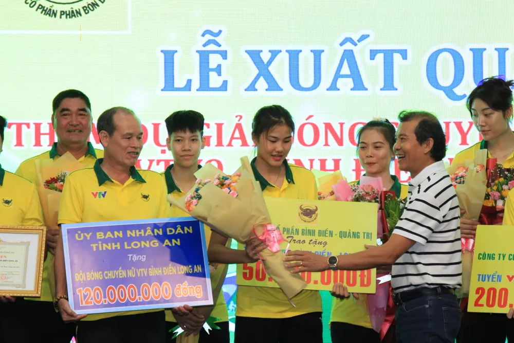 Ông Phan Văn Tâm đại diện Công ty CP Bình Điền - Quảng Trị trao tặng 50 triệu đồng. z5405627196431_34a54b20634a838b72b354a19e0619cf.jpg