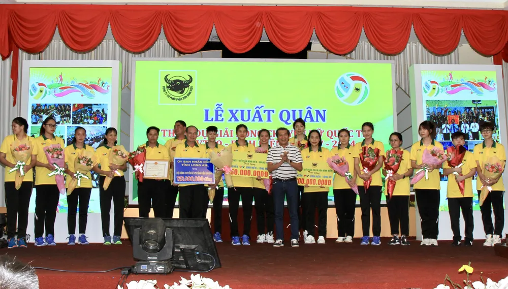 Ông Phan Văn Tâm đại diện Công ty CP Bình Điền - Quảng Trị trao tặng 50 triệu đồng. z5405627227450_84432fc26cdc5b8ac18f283161c92e81.jpg