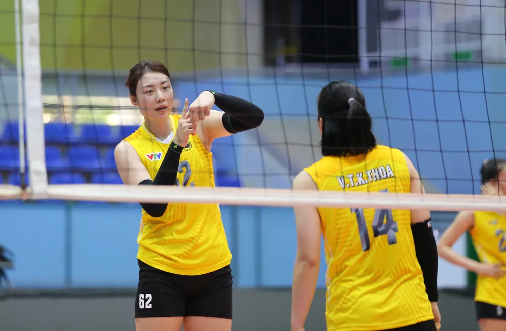 Chủ công Chen Peiyan và chuyền hai Kim Thoa...tìm tiếng nói chung trên sân đấu. BH4Q1573.JPG