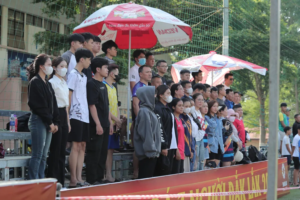 Người hâm mộ môn bóng đá 7 người Đắk Lắk 2024. z5434830049295_668a30f96760a7adb422d3efc6abfdc0.jpg