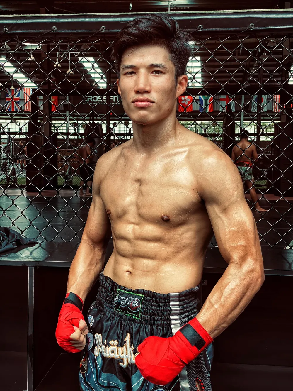 Trương Cao Minh Phát thắng knock-out kỹ thuật vào bán kết Road To ONE Việt Nam. ảnh 1 truong-cao-minh-phat-luong-thang-9-trieu-du-song-voi-dam-me-va-dia-nguc-noi-dat-to-muay-thai_88301.jpeg