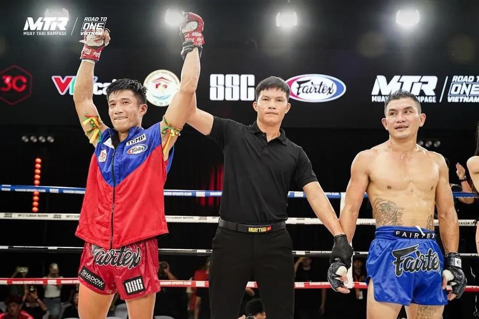 Trương Cao Minh Phát (trái) thắng knock-out kỹ thuật vào bán kết Road To ONE Việt Nam. Quỳnh Mai