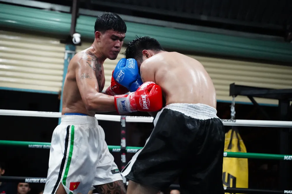 Tay đấm Hứa Tấn Minh (trái) giành chiến thắng knock-out trước Lê Hải Đăng. Ảnh: Quỳnh Mai