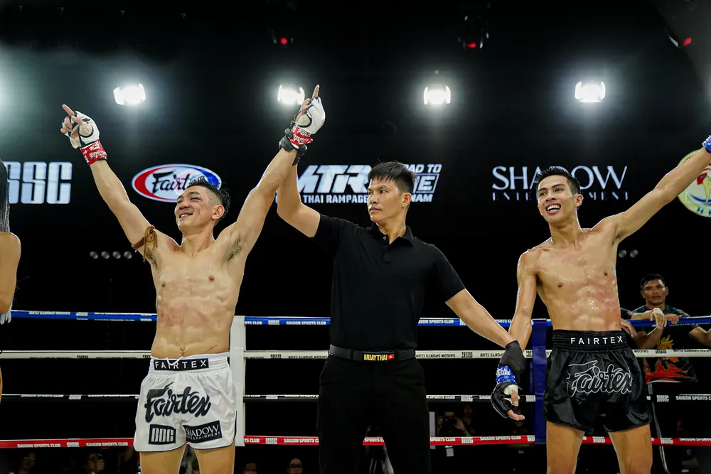 Huỳnh Hoàng Phi (trắng) có được chiến thắng để vào đêm chung kết vào ngày 15-9 tới. Ảnh: Quỳnh Mai