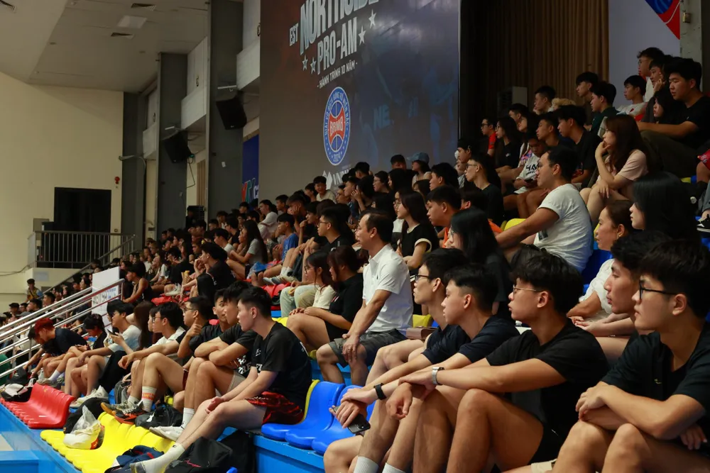 Khán giả đổ về Nhà thi đấu Cầu Giấy cổ vũ cho các đội bóng đại diện địa phương.JPG