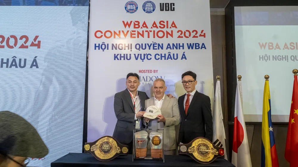 Ông Lưu Tú Bảo - Ông Gilberto Jesus Mendoza - Ông Won Kim chụp ảnh lưu niệm tại Hội nghị. 11114.jpg