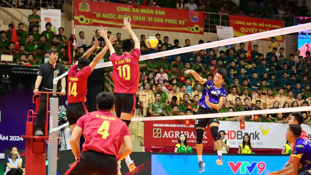 Chung kết đội Công An TPHCM - TPHCM 009c1b8c2a5b8e05d74a.jpg