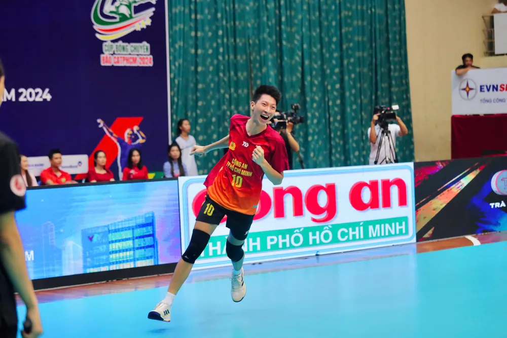 Pha ăn mừng của đội Công an TPHCM khi giành chiến thắng ở điểm cuối trong trận chung kết 5dffd6729aa53efb67b4.jpg