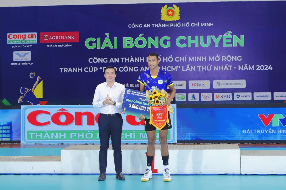 Phó giám đốc sở ông Nguyễn Nam Nhân trao giải cho phụ công xuất sắc tại Giải bóng chuyền Công an TPHCM mở rộng 2024. a1f267412b968fc8d687.jpg