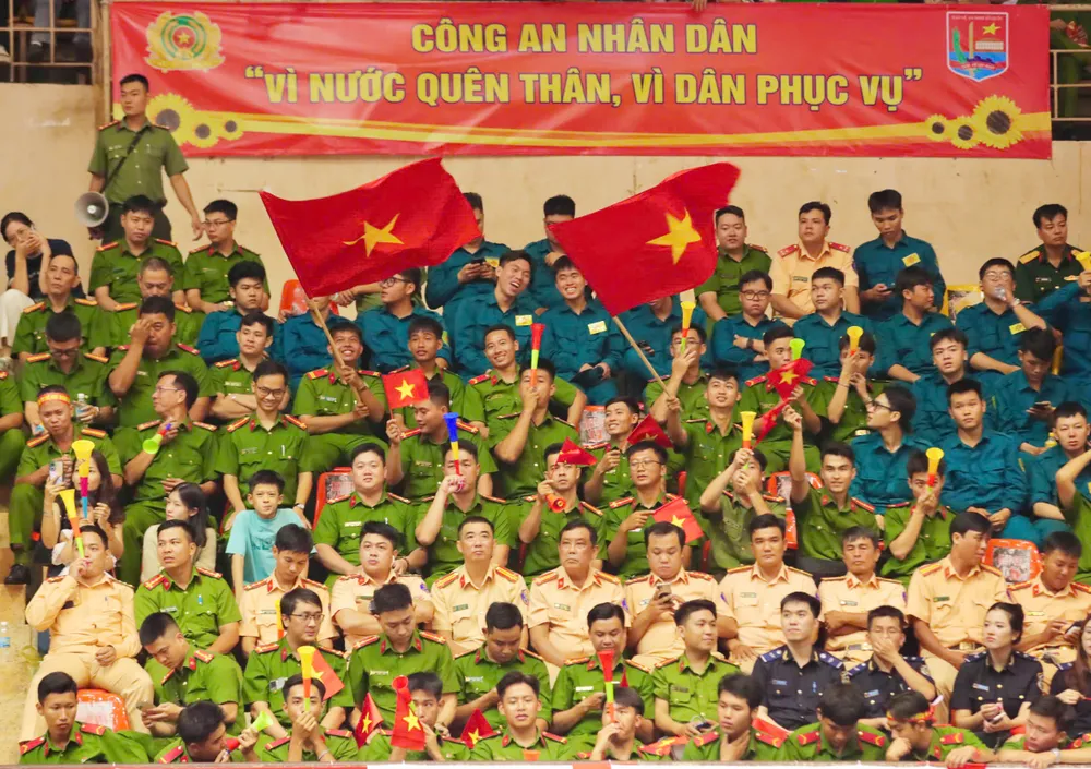 Lực lượng khán giả nhà của đội Công An TPHCM cổ vũ nhiệt tình trong trận chung kết b71b54d9180ebc50e51f.jpg
