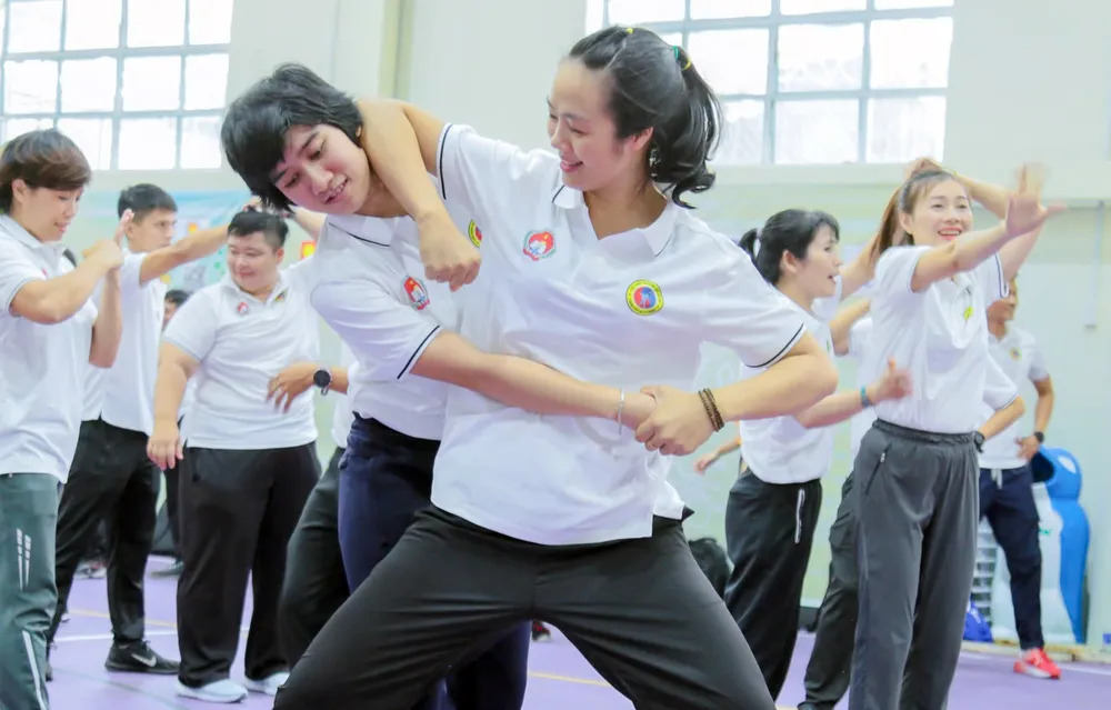Nhiều kỹ năng mới được các thầy cô tiếp thu trong lớp tập huấn võ tự vệ và võ nhạc Vovinam trong học đường. a0066ccf3012944ccd03.jpg