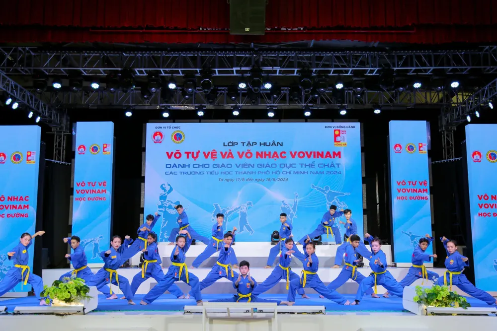 Khoảng 650 giáo viên tiểu học tham gia tập huấn võ tự vệ và võ nhạc Vovinam trong học đường. Ảnh: Quỳnh Mai