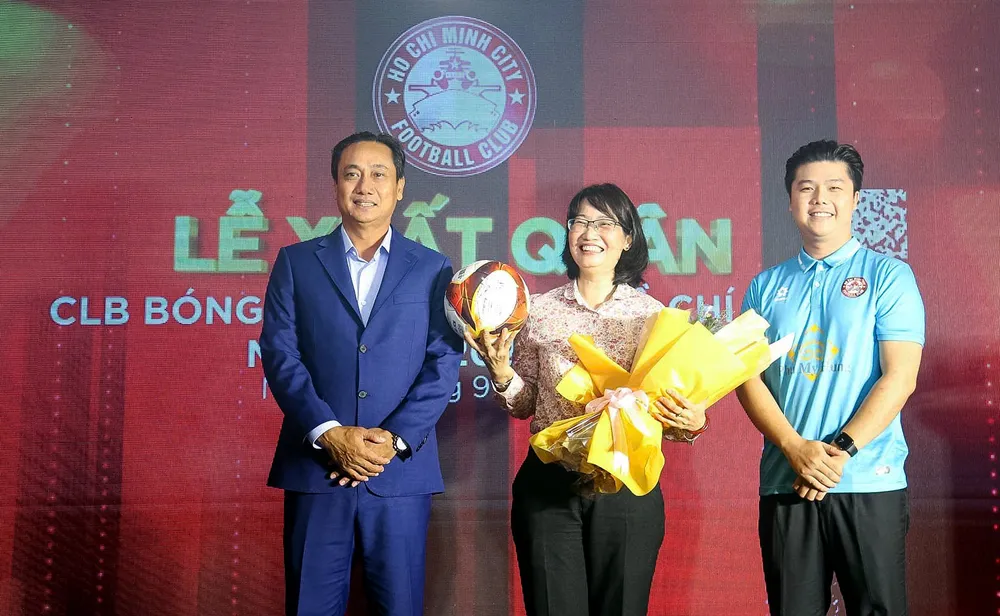 Đại diện CLB TPHCM tặng quà cho Bà Trần Thị Diệu Thúy Phó Chủ tịch UBND TPHCM tại buổi lễ xuất quân. 2fbfc227e0bd47e31eac.jpg