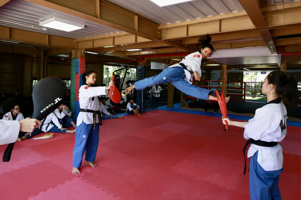 Các VĐV tập luyện nghiêm túc trước sự "giám sát" của HLV Nguyễn Thanh Huy. BH4Q7815.jpg