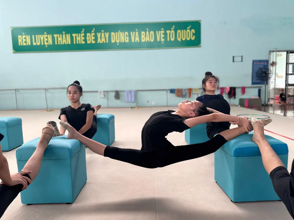 Trong ngày 20-10, Bác sĩ Mai Bá Tiến Dũng tặng 15 cái đôn ép dẽo cho hai đội Aerobic - Thể dục nghệ thuật. 134930ed5a4ce312ba5d.jpg