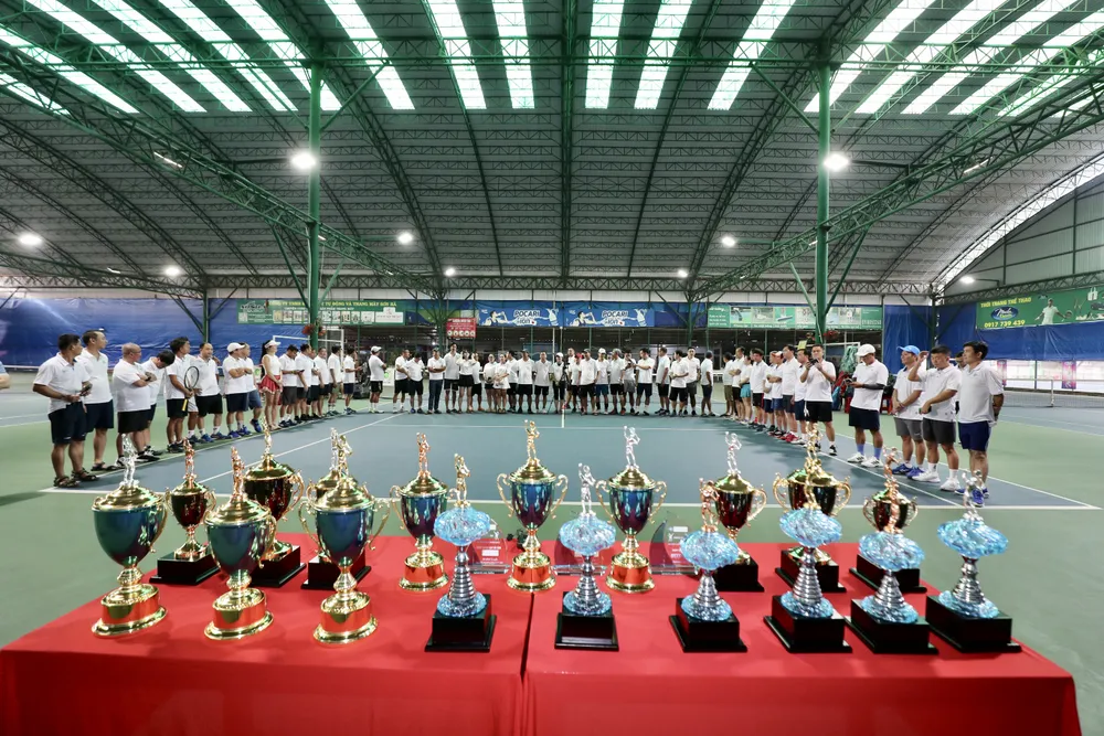 Toàn cảnh cúp, cờ của giải quần vợt cơ điện lạnh Bách Khoa mở rộng lần 5 năm 2024 AD0I3748.JPG