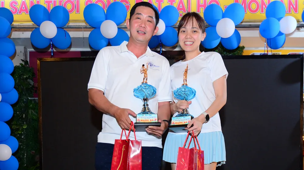 Các VĐV nhận cúp và quà tại buổi lễ trao giải quần vợt cơ điện lạnh Bách Khoa mở rộng lần 5 năm 2024 HAI_2353.jpg