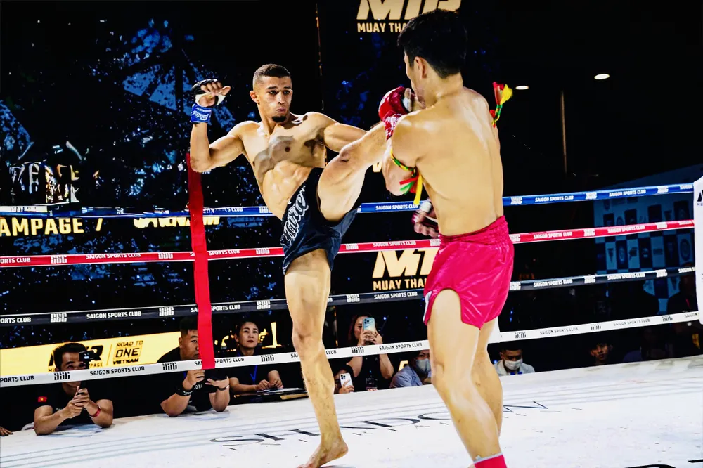 Võ sĩ The Red Lion (trái) thắng hợp đồng với ONE Championship. z6154814704472-d2ced0f8eeb1779b1e4bde338184964c-3277.jpg