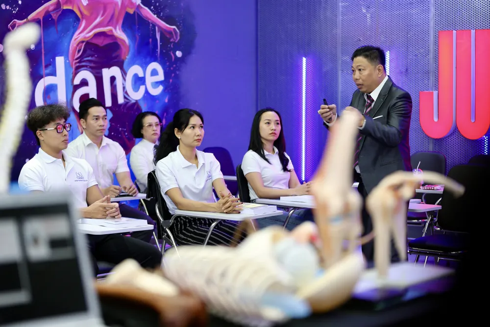 Lớp học được các chuyên gia đầu ngành đứng lớp. 14d3e2e2a52918774138.jpg