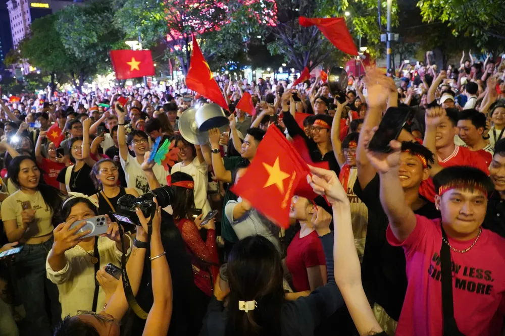 Trận đấu kết thúc, nhưng các CĐV vẫn ở lại ăn mừng đội tuyển Việt Nam vô địch ASEAN Cup 2024 237637cce0b25cec05a3.jpg