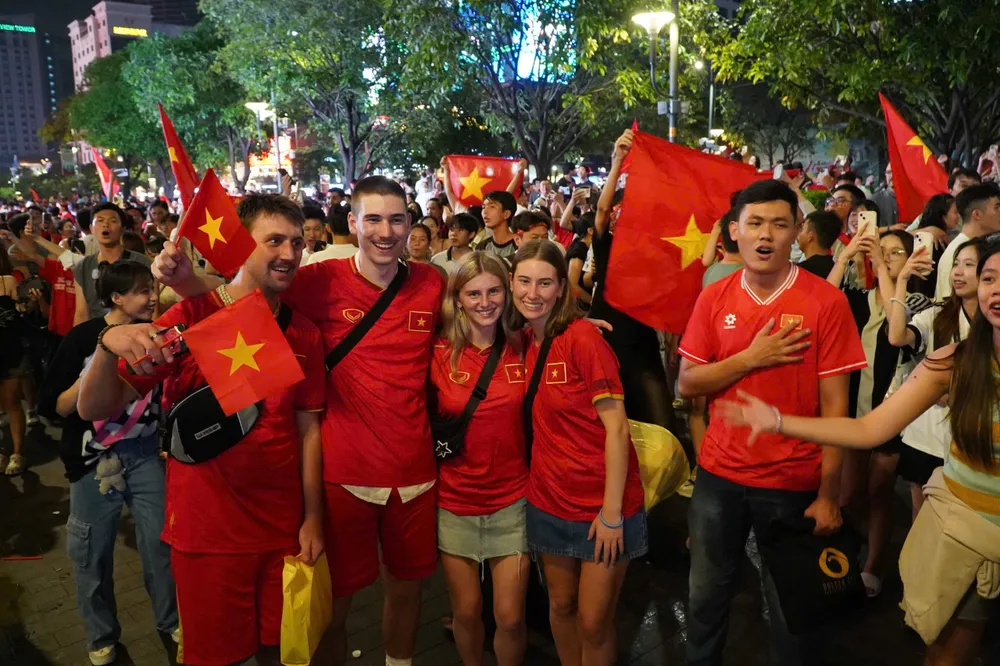 Khách Tây chia vui cùng CĐV Việt Nam 5c509df64a88f6d6af99.jpg