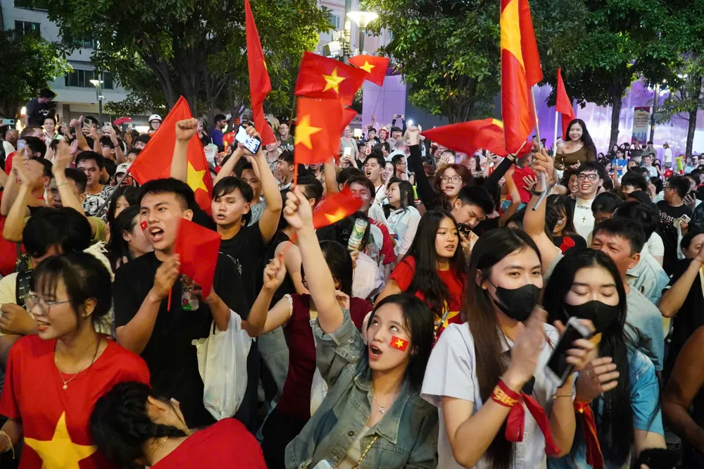 Cờ đỏ sao vàng tung bay khắp cả nước mừng chiến tích lịch sử của tuyển Việt Nam. f46f07d0d0ae6cf035bf.jpg