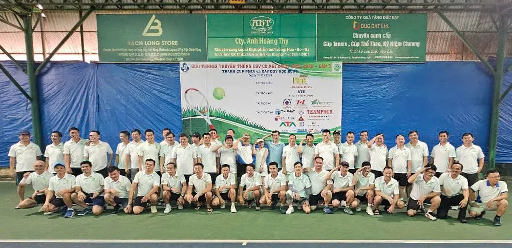Các cựu sinh viên ngành cơ khí ĐH Bách Khoa chụp ảnh lưu niệm trước khi vào thi đấu giải. c09b9857e430556e0c21.jpg